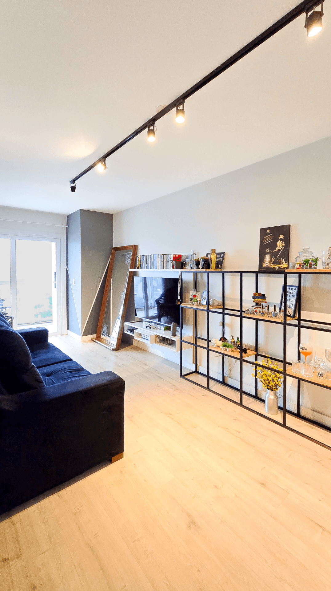 Apartamento SEMIMOBILIADO com 03 DORMITÓRIOS sendo 01 SUÍTE à venda no Centro de Novo Hamburgo