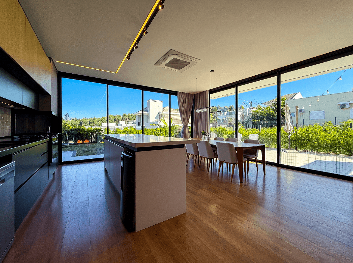 CASA SEMI MOBILIADA COM 05 DORMITÓRIOS (03 SUÍTES) à venda no bairro Jardim Panorâmico em Ivoti