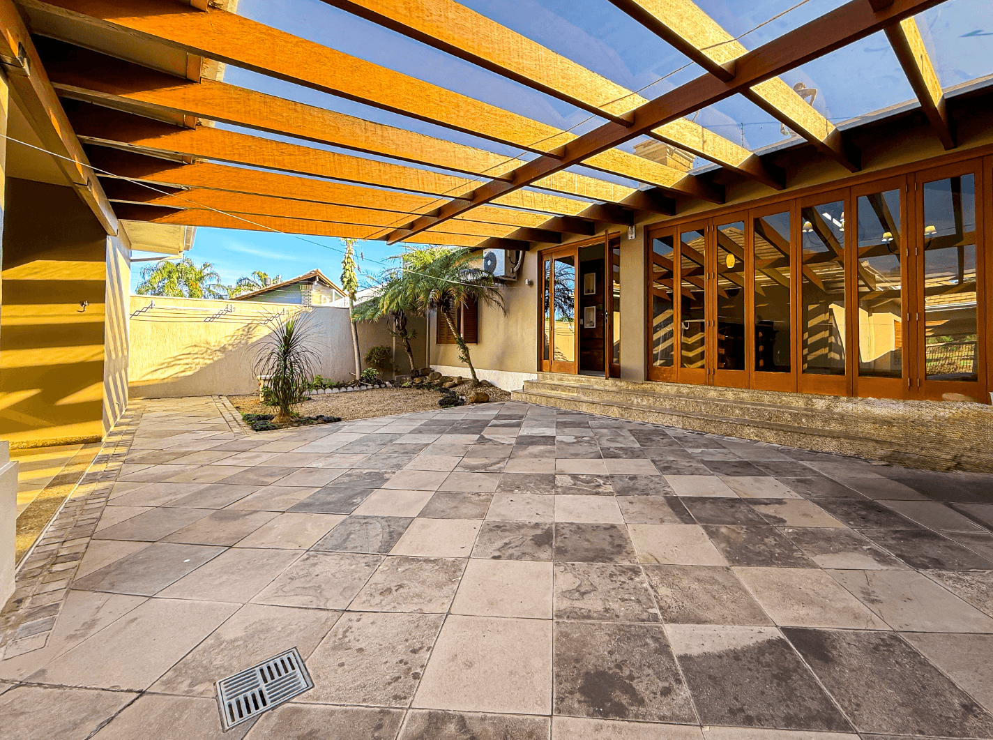 Foto do imóvel Casa plana SEMI MOBILIADA com 4 dormitórios  e 1 SUÍTE em excelente localização no bairro Jardim Mauá em Novo Hamburgo