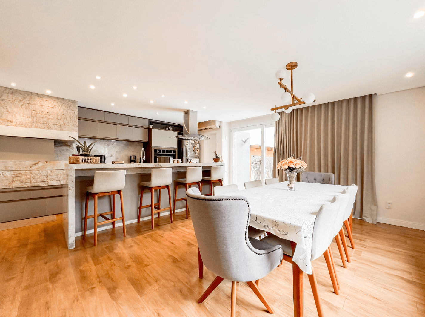 Foto do imóvel Casa AMPLA com 04 dormitórios, à venda no Bairro São Jorge em Novo Hamburgo.
