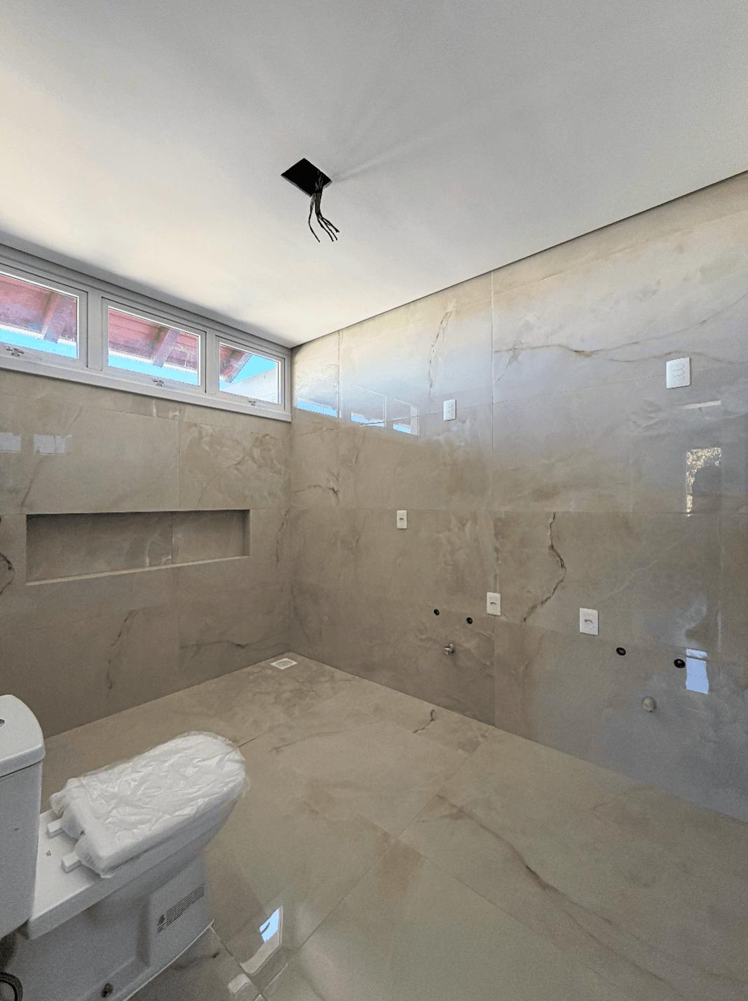 CASA NOVA de ESQUINA com 03 SUÍTES e PISCINA à venda em Campo Bom