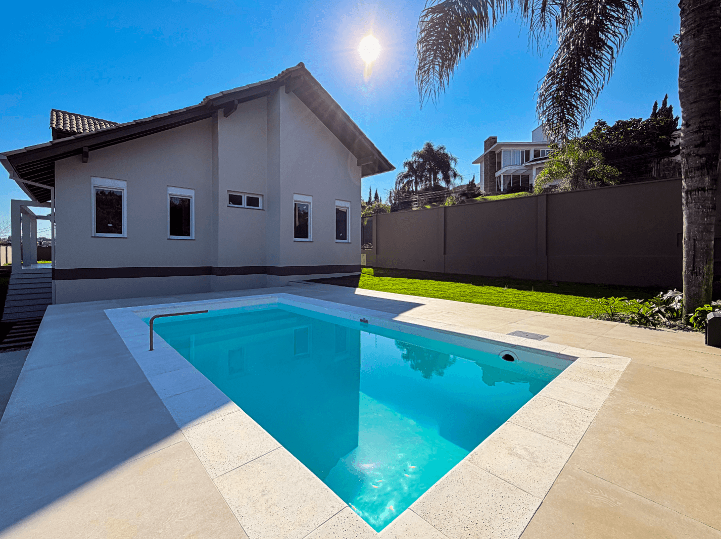 CASA NOVA de ESQUINA com 03 SUÍTES e PISCINA à venda em Campo Bom