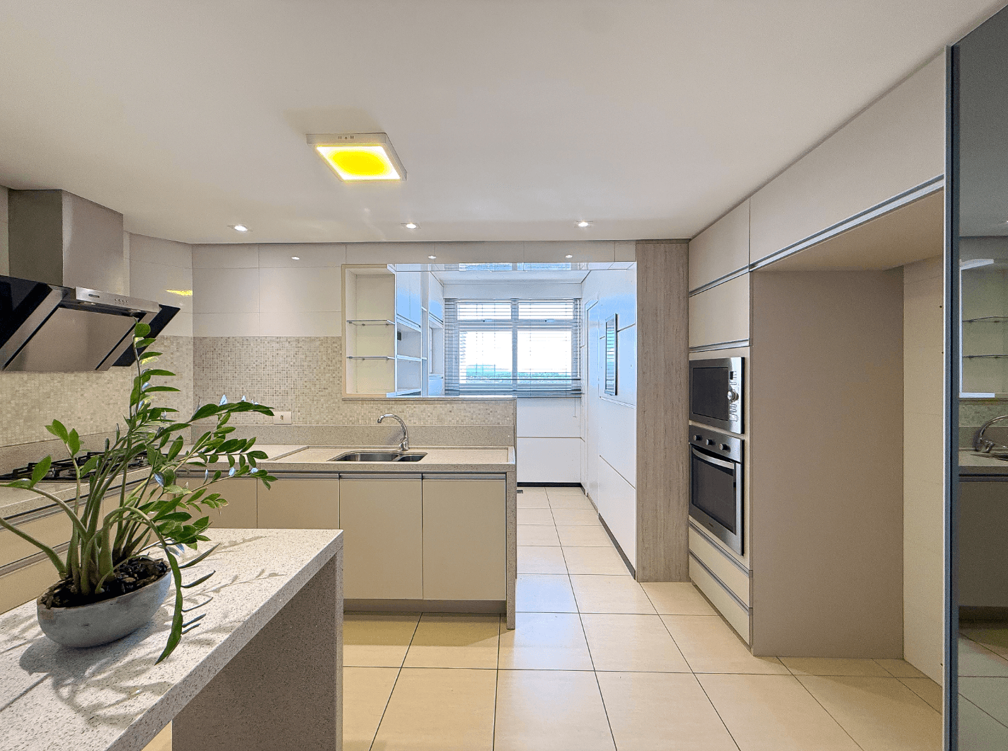Foto do imóvel Apartamento SEMI MOBILIADO à venda no Celebrity