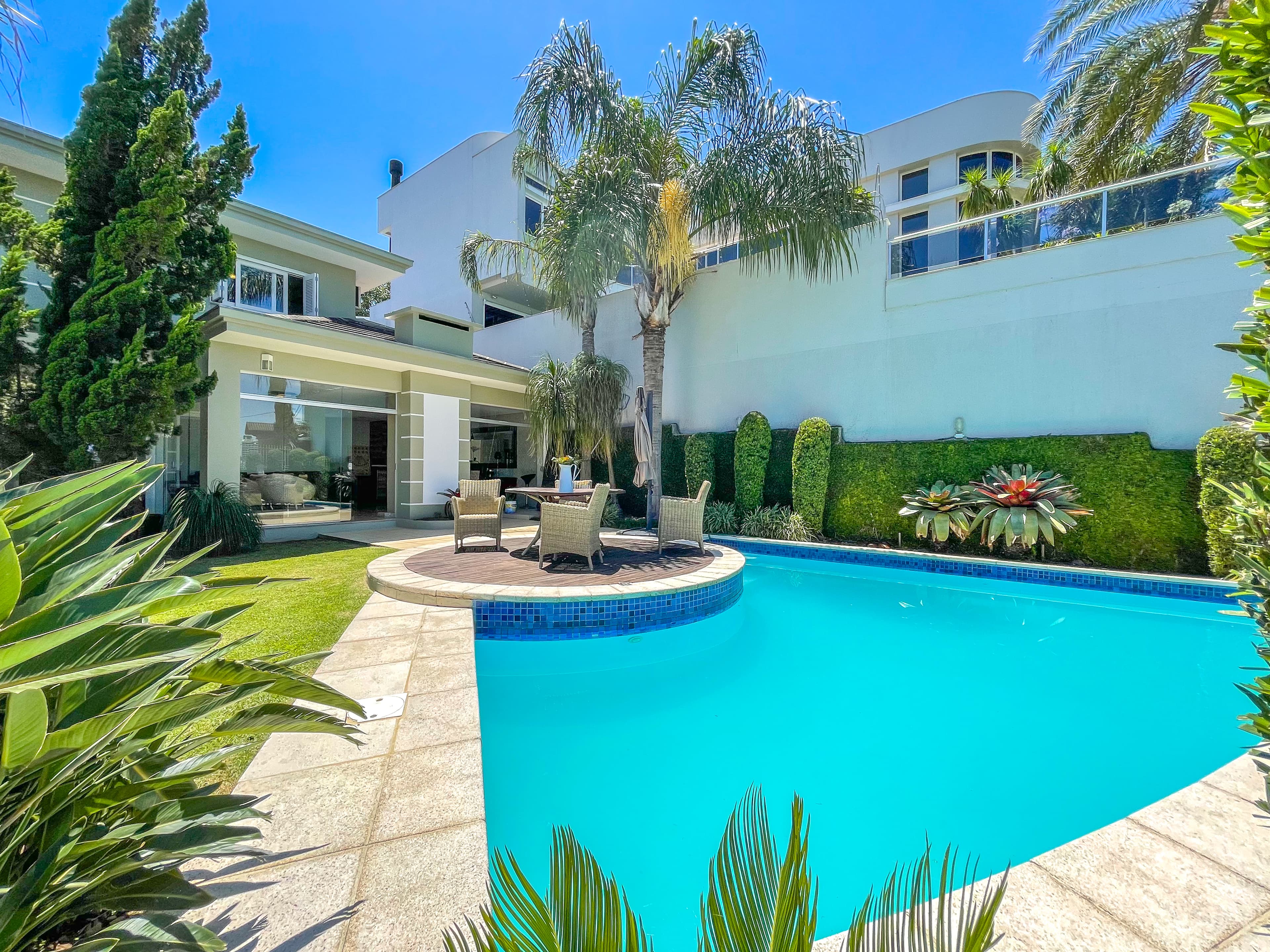 Excelente casa com piscina e 04 dormitórios no Vila Nova