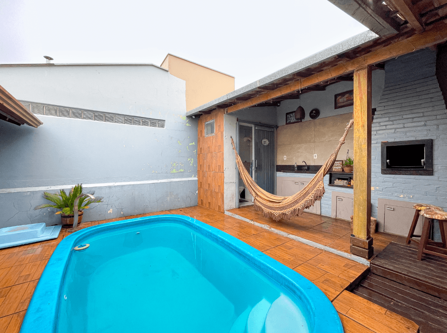 Casa SEMI MOBILIADA com 03 dormitórios sendo 01 SUÍTE à venda no Centro de Campo Bom