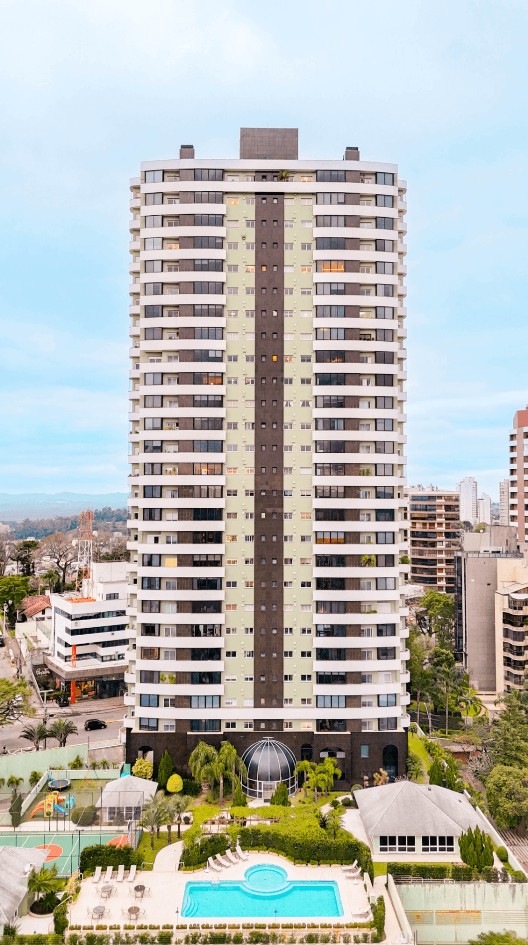 Apartamento com 03 suítes e 04 vagas de garagem  à venda no Centro de