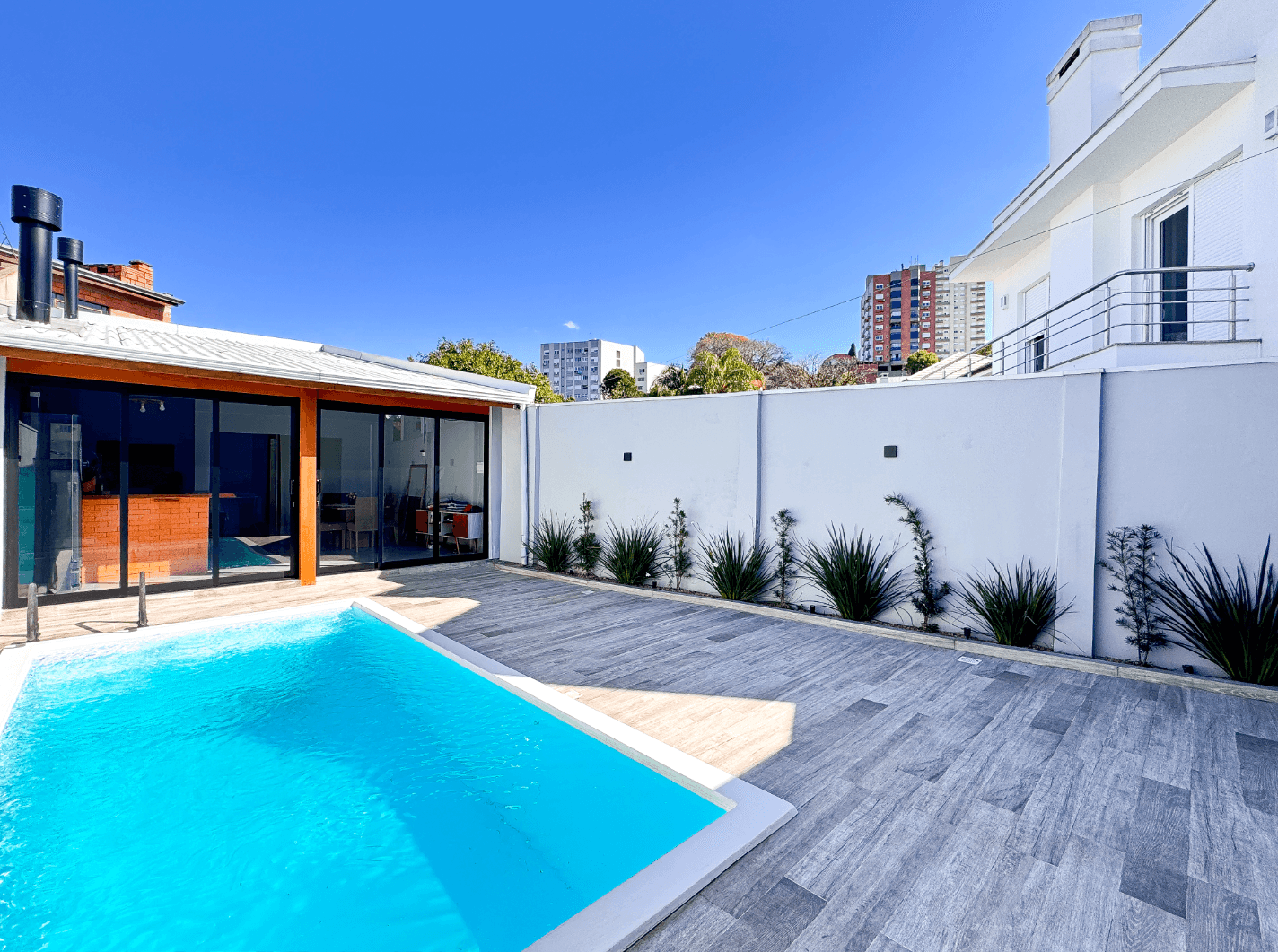 CASA SEMIMOBILIADA e PLANA à venda no bairro Jardim Mauá em Novo Hamburgo