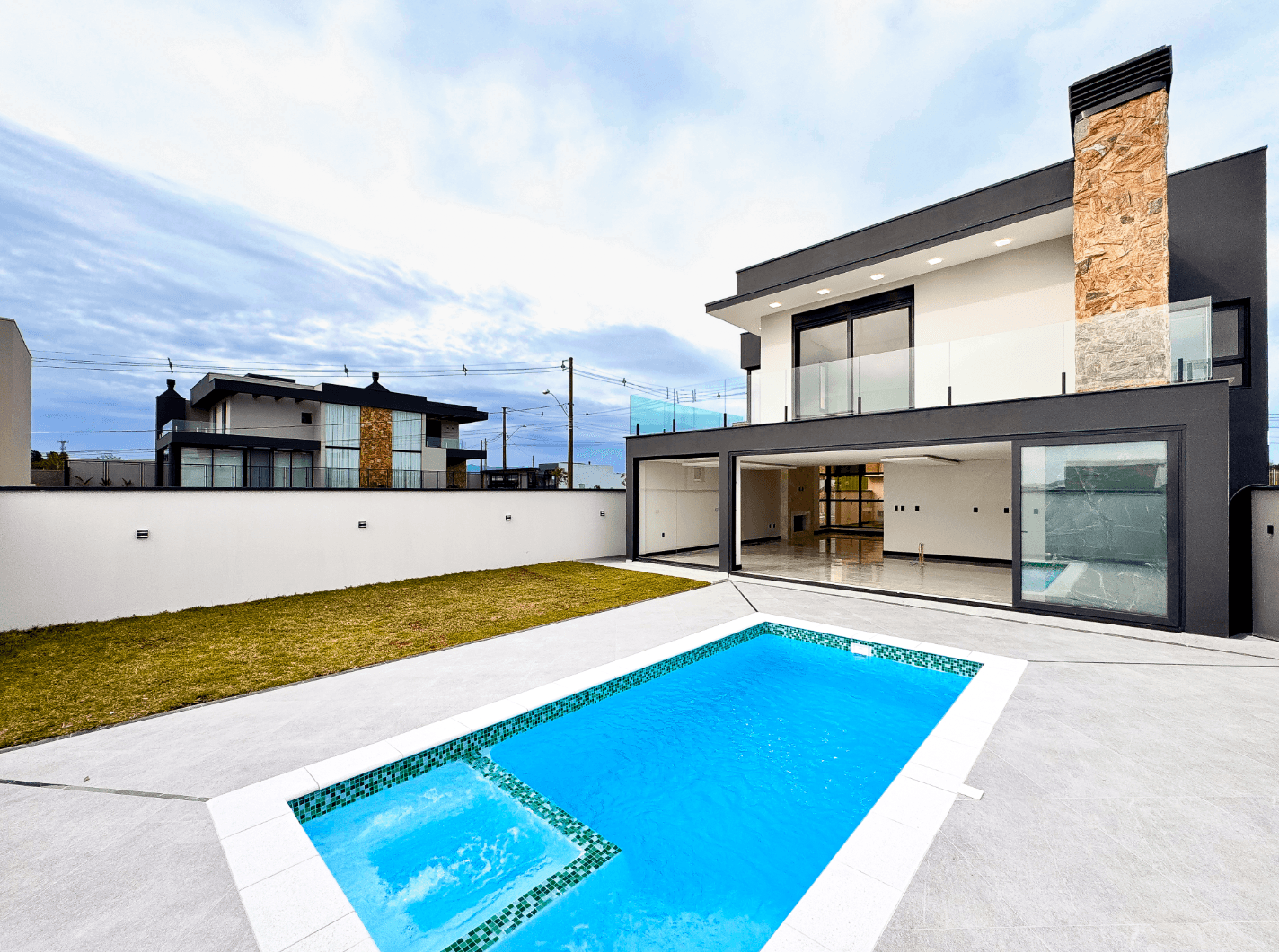 CASA NOVA de ALTO PADRÃO com 03 dormitórios e PISCINA praticamente no CENTRO de Campo Bom