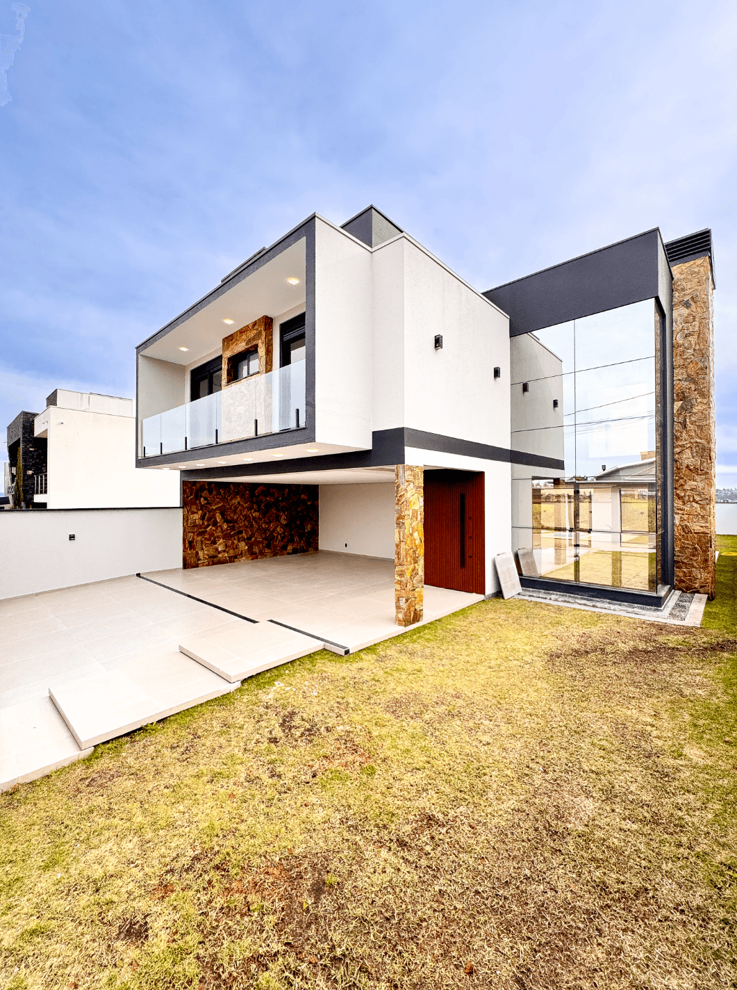 CASA NOVA de ALTO PADRÃO com 03 dormitórios e PISCINA praticamente no CENTRO de Campo Bom