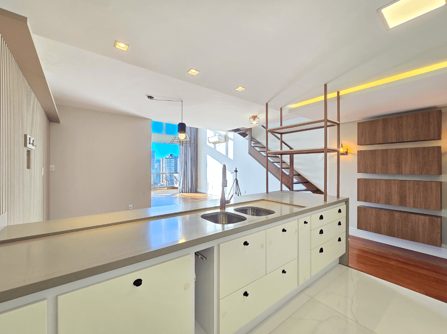 Apartamento DUPLEX SEMIMOBILIADO com 03 dormitórios sendo 01 SUÍTE à venda no centro de Novo Hamburgo