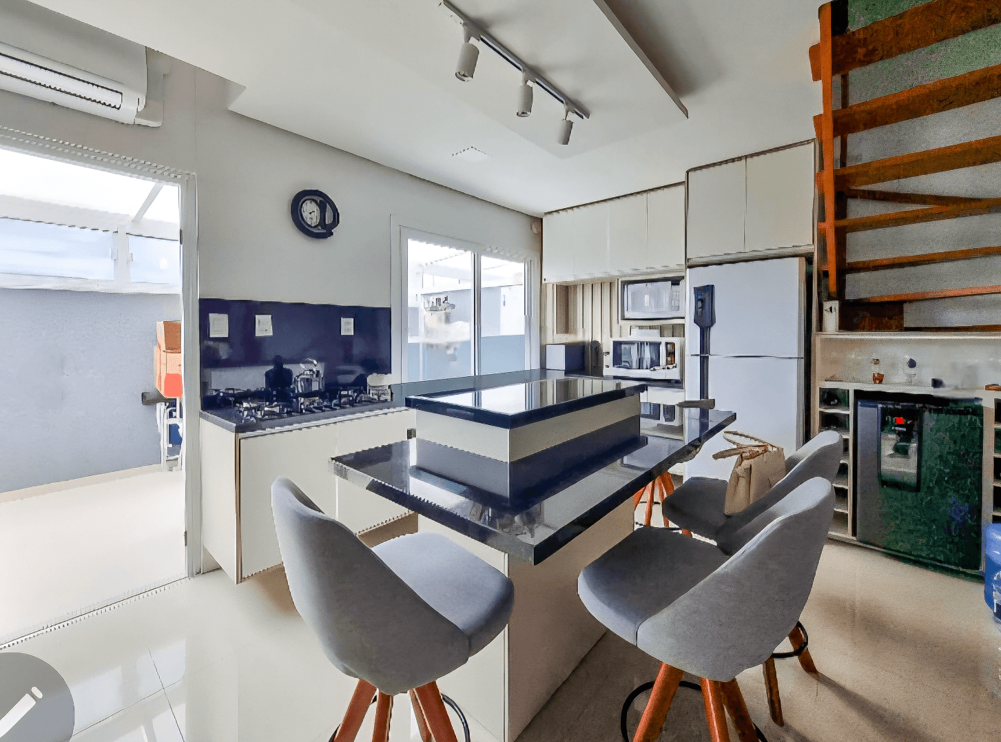Foto do imóvel Casa SEMI MOBILIADA COM 02 SUÍTES à venda no bairro Industrial em Novo Hamburgo