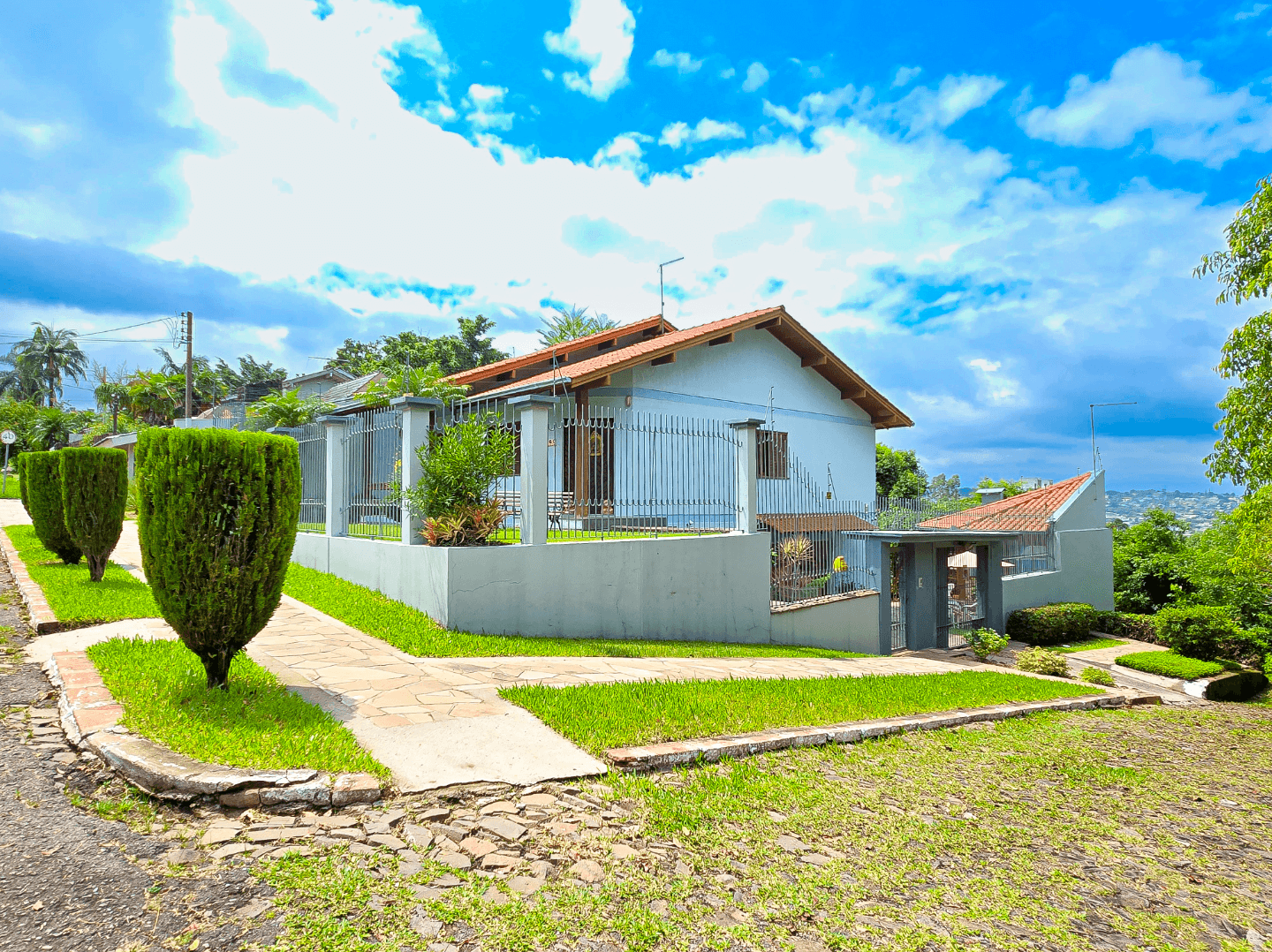 CASA SEMI MOBILIADA com 03 DORMITÓRIOS sendo 01 SUÍTE à venda no bairro Canudos em Novo Hamburgo