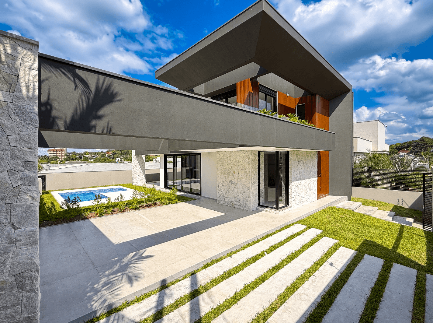 Foto do imóvel CASA LINDÍSSIMA com 03 SUÍTES e PISCINA à venda no Centro de Campo Bom