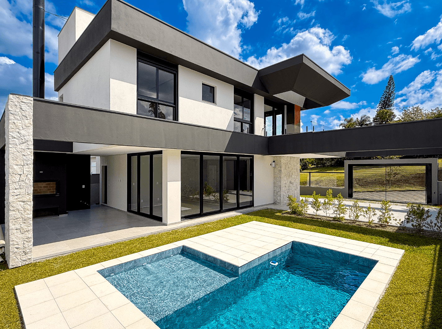CASA LINDÍSSIMA com 03 SUÍTES e PISCINA à venda no Centro de Campo Bom