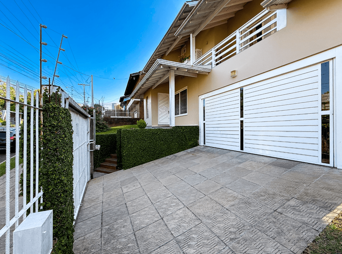CASA SEMI MOBILIADA com 04 dormitórios sendo 01 SUÍTE à venda no bairro Canudos em Novo Hamburgo